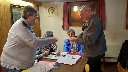 Amédée Roueche remet sa médaille à Yvan Citherlet